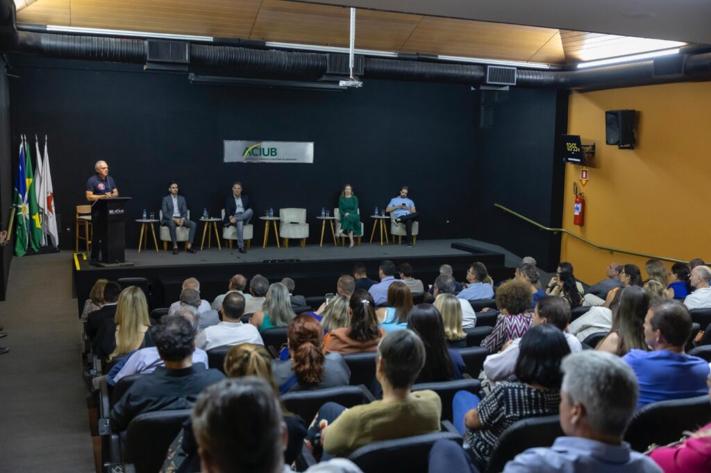 Candidato a prefeito esteve na sede da associação na noite desta segunda (16), onde falou da sua trajetória e contribuições da atual gestão para a expansão do município enquanto facilitador de novos negócios e gerador de oportunidades